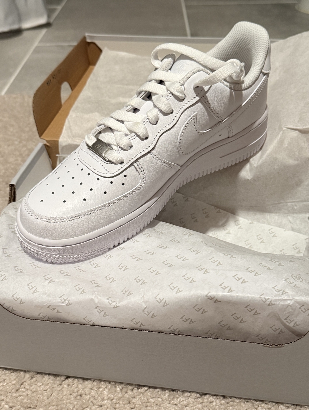 Nike Airforce In WHITE Sz 7.5W NWT
